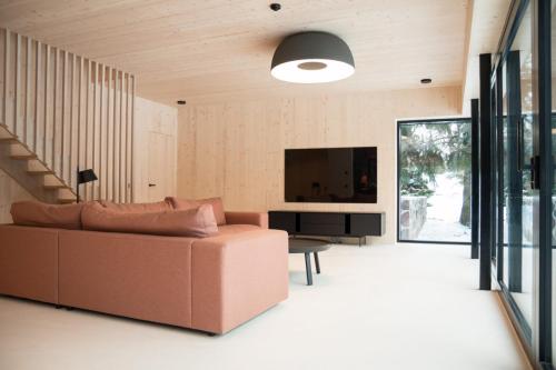 hueso-floors-rosa-antico-walls-3